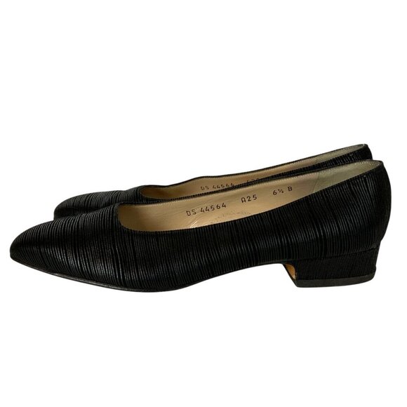 Salvatore Ferragamo Womens 6.5 B Black Textured Leather Low Heel Pumps Italy - Picture 2 of 10